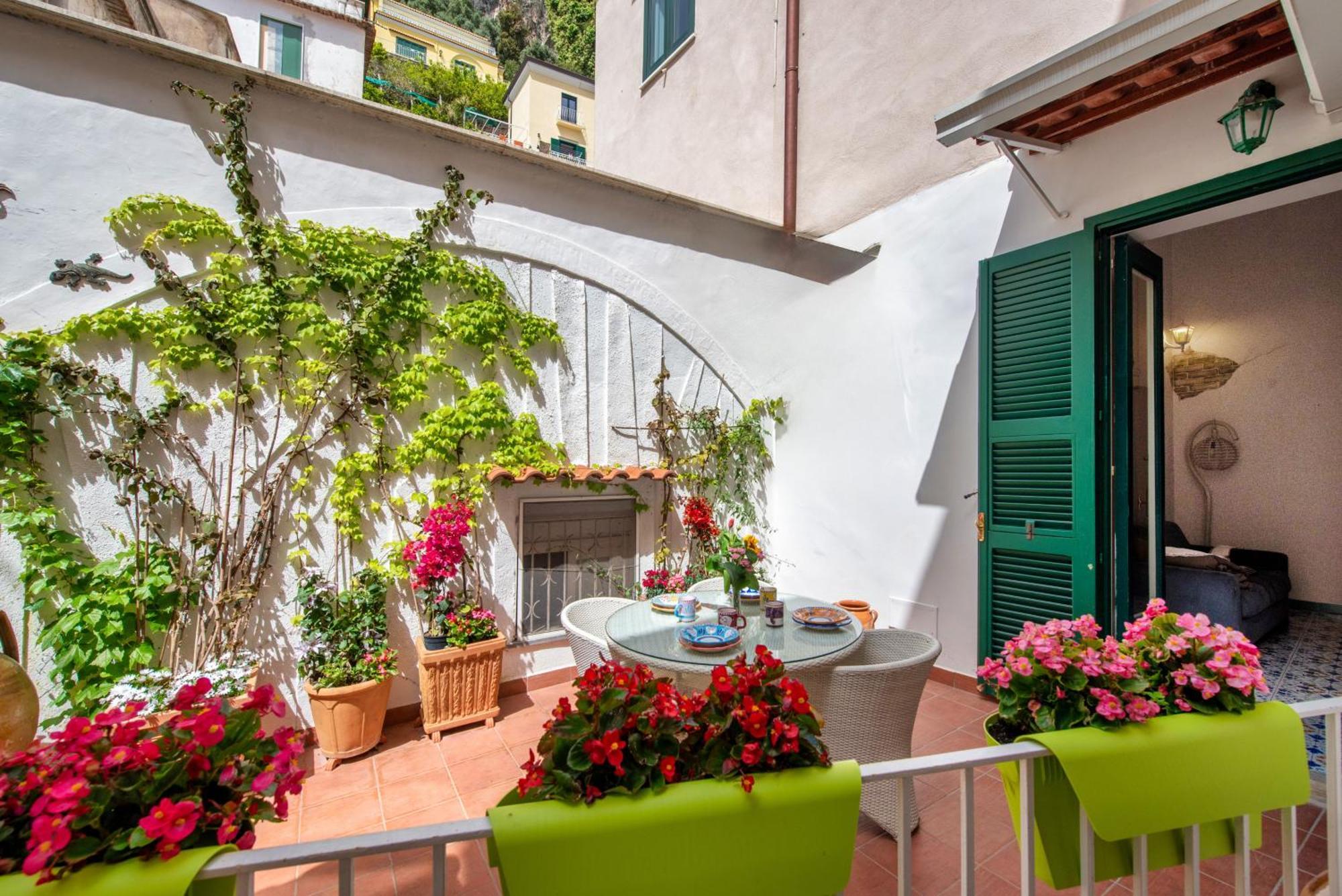 Amalfi Un Po'... Apartment Luaran gambar
